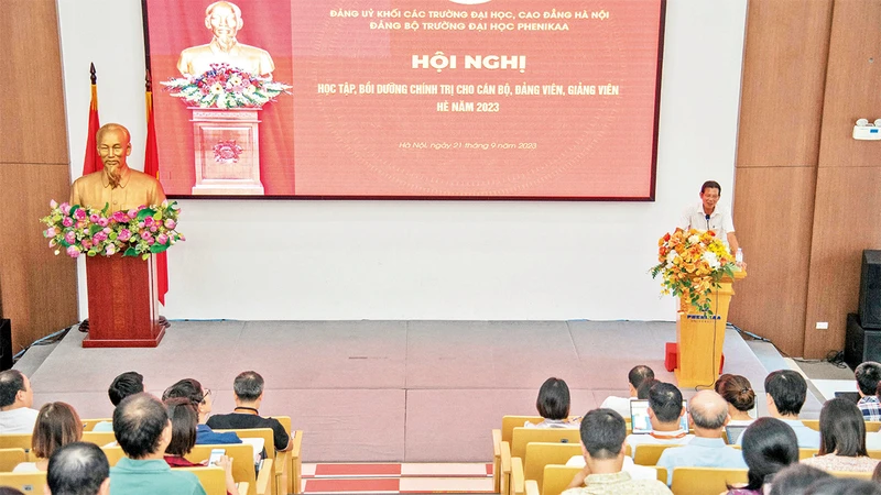 Lớp học tập, bồi dưỡng chính trị hè năm 2023 dành cho cán bộ, đảng viên, giảng viên Trường đại học Phenikaa. (Ảnh HOÀI THU)