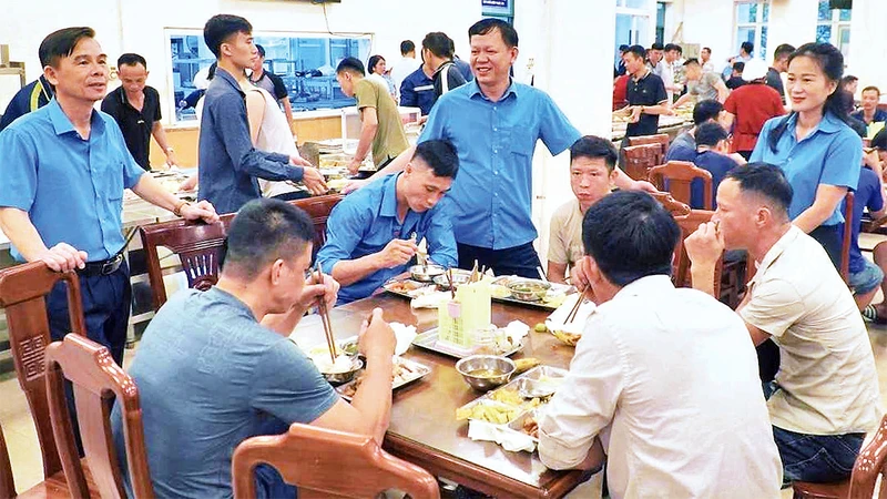“Bữa cơm Công đoàn” do Công đoàn Công ty Than Mạo Khê tổ chức cho người lao động.