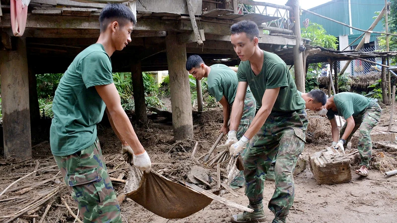 Cán bộ, chiến sĩ Trung đoàn 82, Sư đoàn 355 (Quân khu 2) giúp nhân dân xã Mường Pồn, huyện Ðiện Biên, tỉnh Ðiện Biên khắc phục hậu quả thiên tai, tháng 8/2024. (Ảnh HỒNG SÁNG)