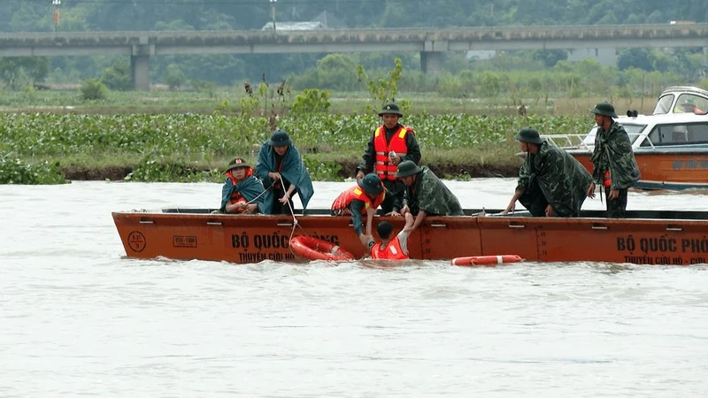 Huyện Gia Viễn (Ninh Bình) tổ chức diễn tập phòng, chống thiên tai, tìm kiếm cứu nạn trên sông Hoàng Long. (Ảnh HỒNG NAM)