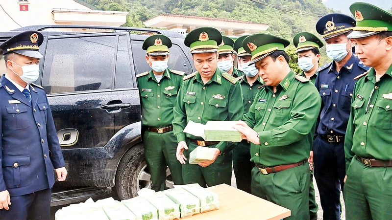 Lãnh đạo Bộ đội Biên phòng tỉnh Nghệ An kiểm tra tang vật thu giữ trong Chuyên án A 424.5p. (Ảnh: LÊ THẠCH) 