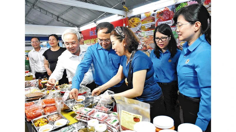 Lãnh đạo tỉnh Đồng Nai và Liên đoàn Lao động tỉnh tham quan gian hàng tại Chợ Tết Công đoàn năm 2025.