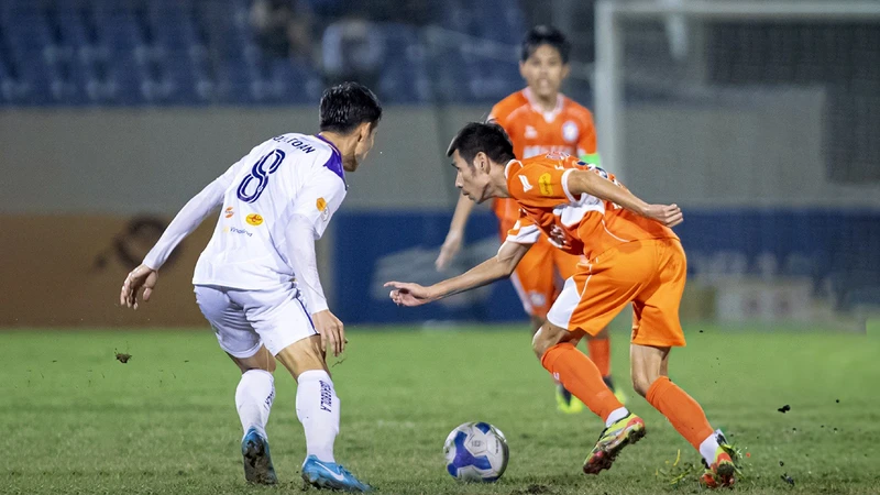 Hà Nội FC (áo trắng) giành chiến thắng 2-0 trước đội chủ nhà SHB Ðà Nẵng.