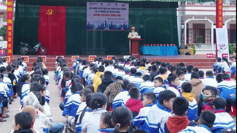 Tuyên truyền giáo dục pháp luật cho học sinh tại Trường tiểu học và trung học cơ sở Tường Phù, huyện Phù Yên (tỉnh Sơn La).