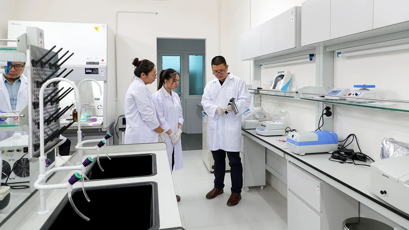 Hoạt động thí nghiệm thực hành của giảng viên, sinh viên Ðại học Quốc gia Hà Nội. (Ảnh NGỌC DIỆP)