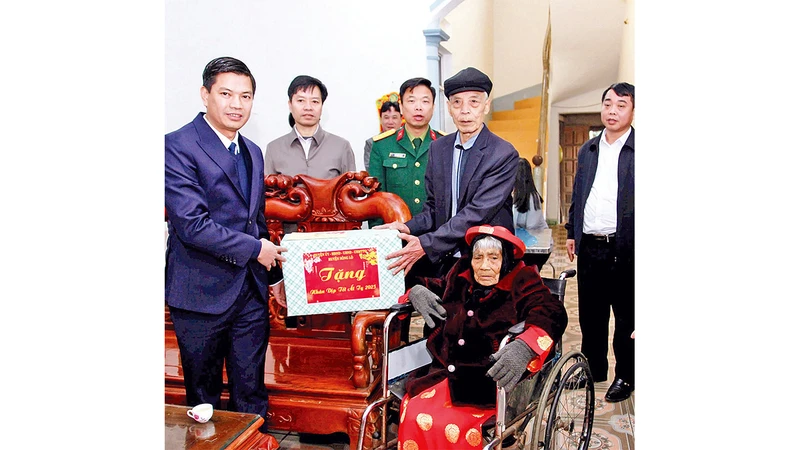 Lãnh đạo Huyện ủy Sông Lô thăm và tặng quà Mẹ Việt Nam Anh hùng Nguyễn Thị Quốc tại tổ dân phố Lạc Kiều, thị trấn Tam Sơn.
