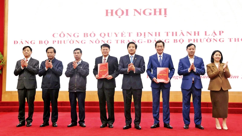 Lãnh đạo thành phố Việt Trì, trao Quyết định thành lập phường Thọ Sơn và Nông Trang sau sáp nhập.