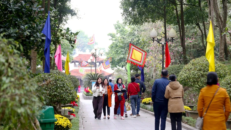 Du khách tham quan đền thờ Hoàng đế Quang Trung, thành phố Vinh. (Ảnh MINH QUÂN)