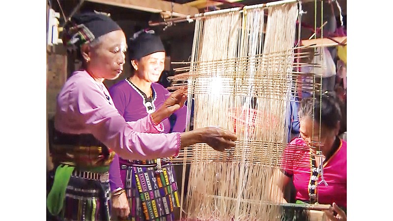 Các nghệ nhân người Thái miệt mài truyền dạy, bảo tồn nghề dệt thổ cẩm cho lớp trẻ tại Ðắk Nông.