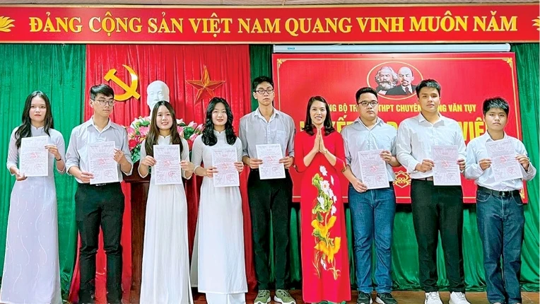 Lễ kết nạp đảng viên mới tại Trường THPT chuyên Lương Văn Tụy.
