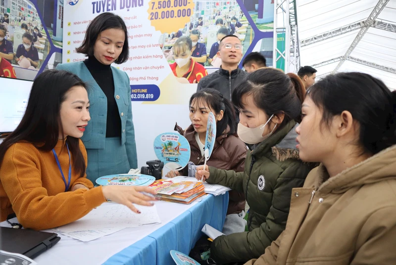 Các doanh nghiệp tìm kiếm lao động tại Ngày hội việc làm được tổ chức ngay sau Tết Nguyên đán Ất Tỵ 2025 tại Khu công nghiệp VSIP Nghệ An.