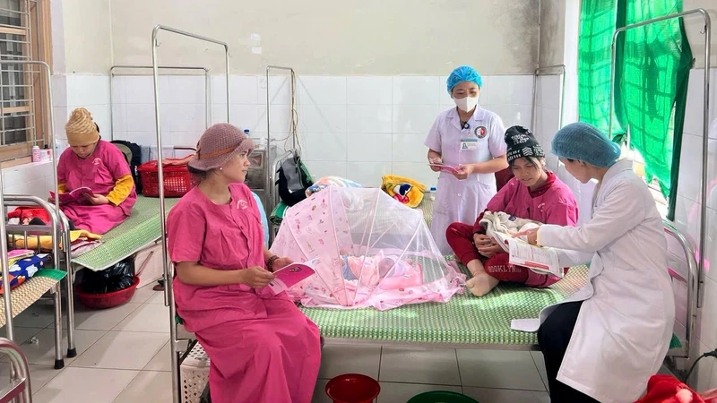 Cán bộ y tế chăm sóc sức khỏe cho bà mẹ-trẻ em tại Trung tâm Kiểm soát bệnh tật thành phố Huế.