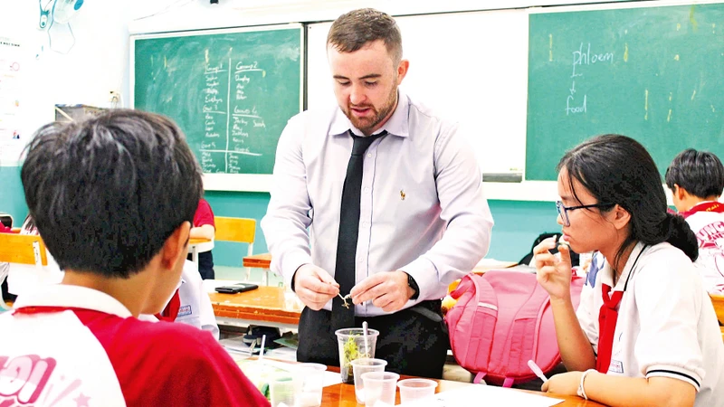 Giờ thực hành môn Khoa học của học sinh Thành phố Hồ Chí Minh theo học Chương trình tiếng Anh tích hợp. (Ảnh CTV)