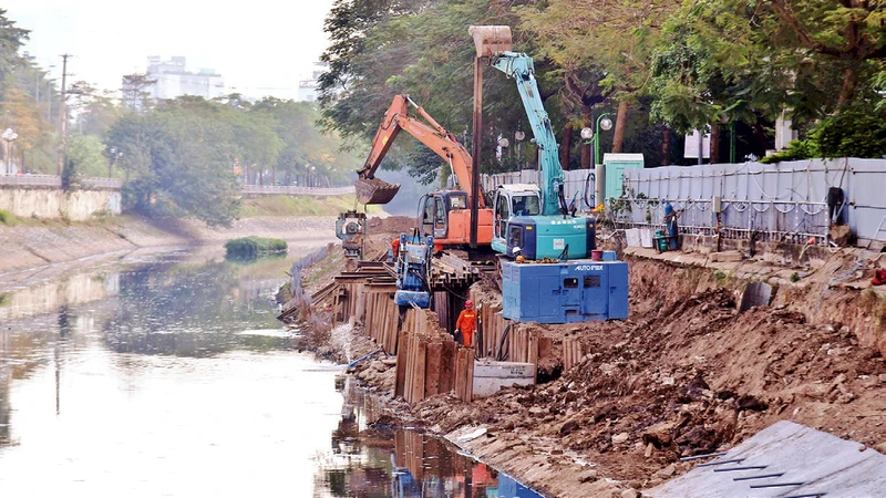 Thi công hệ thống cống thu gom nước thải hai bên sông Tô Lịch. (Ảnh ÐĂNG ANH)