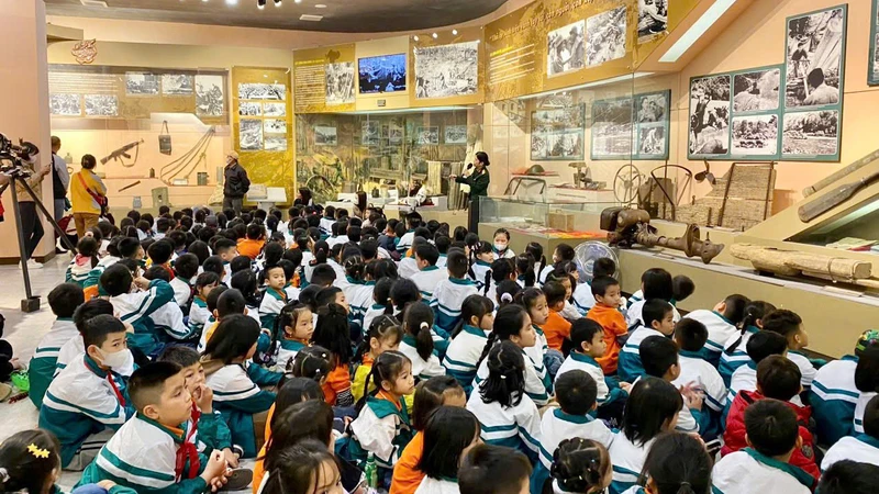 Nhiều thế hệ học sinh tham quan, nghe kể chuyện về kỷ vật chiến tranh tại Bảo tàng Ðường Hồ Chí Minh (Hà Nội).