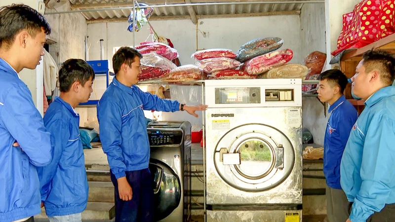 Nhờ có nguồn vốn hỗ trợ khởi nghiệp của Ðoàn Thanh niên, anh Lê Văn Hiệp, Bí thư Chi đoàn thôn Trường Thịnh, xã Trường Yên, huyện Hoa Lư (Ninh Bình) đã mở một xưởng giặt là công nghiệp, nhờ đó kinh tế gia đình ngày càng ổn định. (Ảnh Thanh Thu)