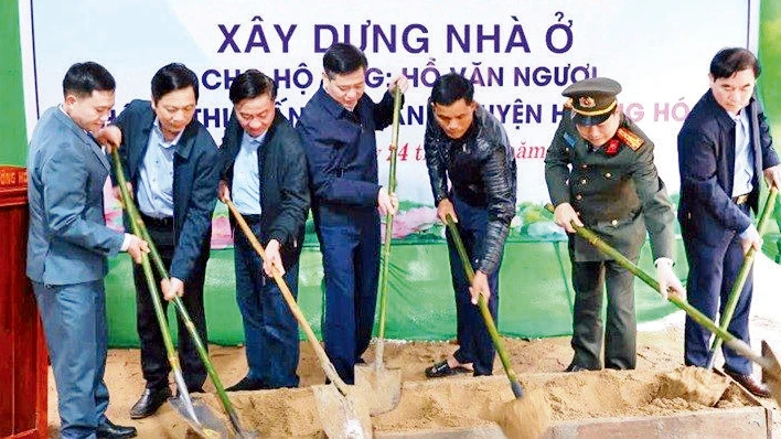 Các đại biểu tiến hành thủ tục khởi công xây nhà ở mẫu cho hộ gia đình ông Hồ Văn Ngươi ở Khối 6, thị trấn Khe Sanh, huyện Hướng Hóa (Quảng Trị).