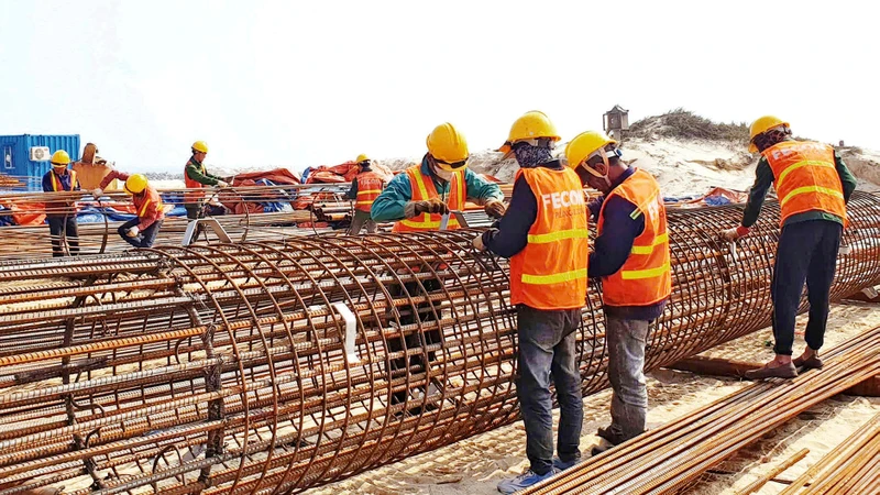 Công nhân thi công trên công trình xây dựng cảng biển Mỹ Thủy.