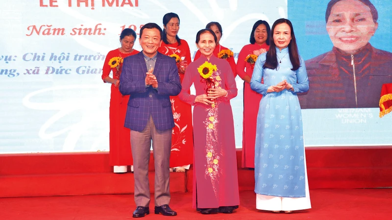 Hội Liên hiệp Phụ nữ tỉnh Hà Tĩnh tuyên dương các nữ đảng viên tiêu biểu.