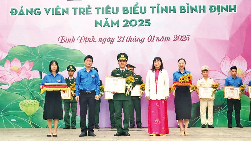 Thượng úy Hà Văn Anh là một trong những đảng viên trẻ tiêu biểu tỉnh Bình Ðịnh năm 2024.