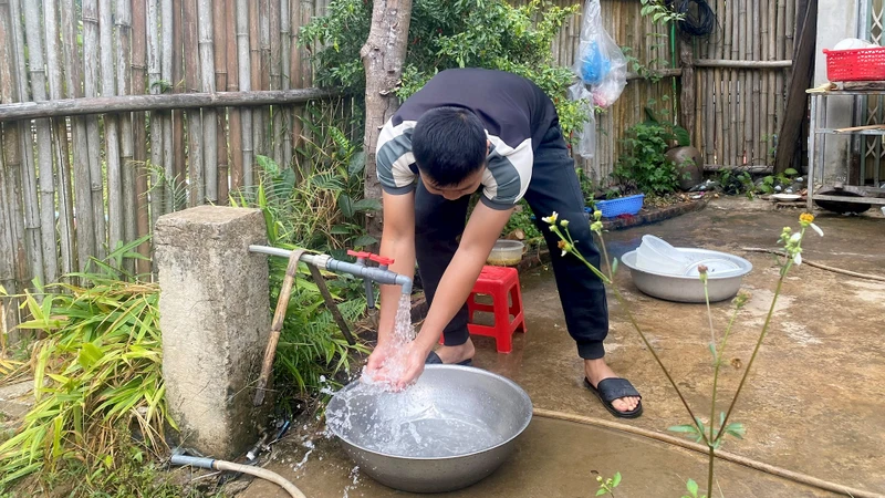 Gia đình anh Hoàng Văn Duy, thôn Nà Vài, xã Bằng Thành, huyện Pác Nặm đã có nước sạch để dùng. (Ảnh HƯƠNG LAN)
