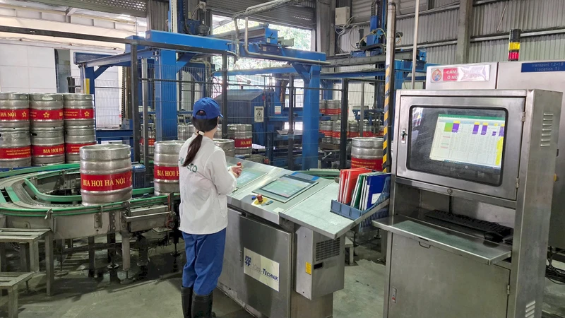Dây chuyền sản xuất bia tại Tổng công ty CP Bia - Rượu - Nước giải khát Hà Nội (Habeco). 