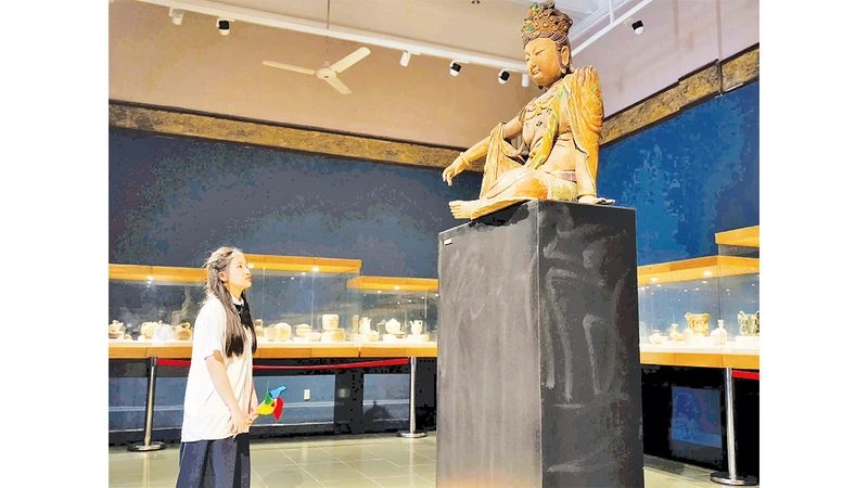 Học sinh tham quan tại Bảo tàng Hải Phòng. 