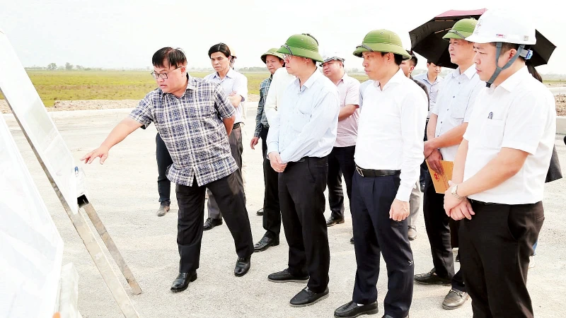 Lãnh đạo tỉnh Thái Bình kiểm tra công tác giải phóng mặt bằng phục vụ xây dựng Khu công nghiệp Thaco-Thái Bình tại huyện Quỳnh Phụ. 