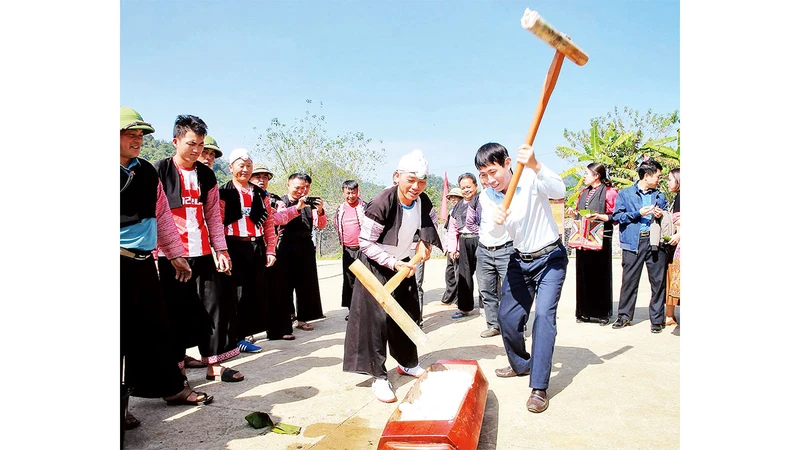Đồng bào dân tộc H’Mông bản Tà Số, xã Chiềng Hắc, thị xã Mộc Châu tổ chức cho du khách trải nghiệm giã bánh giày. 