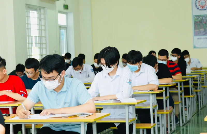 Thí sinh tham dự Kỳ thi đánh giá tư duy ngày 15/7. 