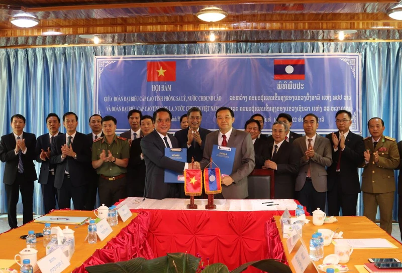 Đoàn đại biểu cấp cao Sơn La-Phongsaly ký biên bản ghi nhớ.