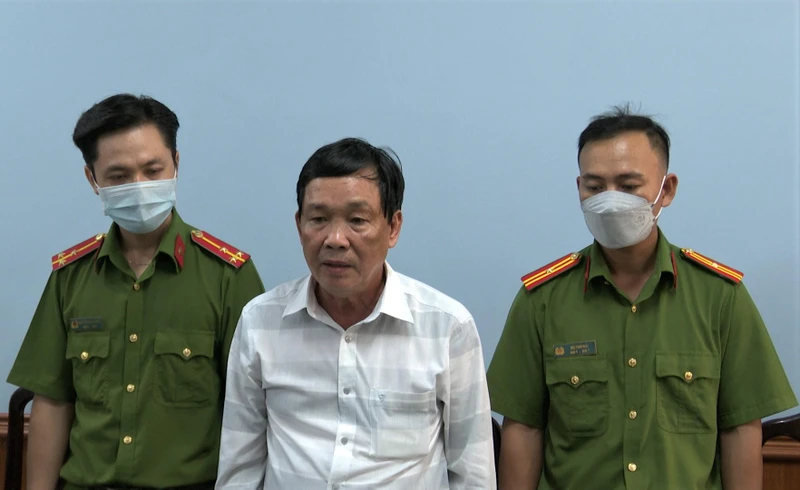 Ông Nguyễn Văn Thăm (áo trắng) bị Cơ quan Cảnh sát điều tra Công an tỉnh Bạc Liêu khởi tố bị can và khám xét nơi ở, nơi làm việc.