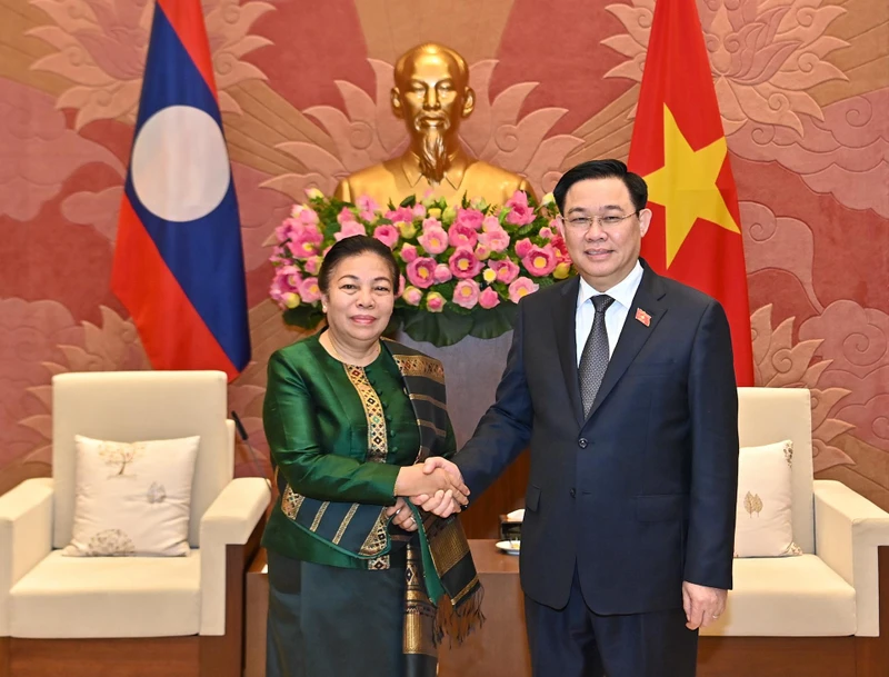 Chủ tịch Quốc hội Vương Đình Huệ và Phó Chủ tịch Quốc hội Lào Sounthon Xayachak tại buổi tiếp. (Ảnh: DUY LINH)