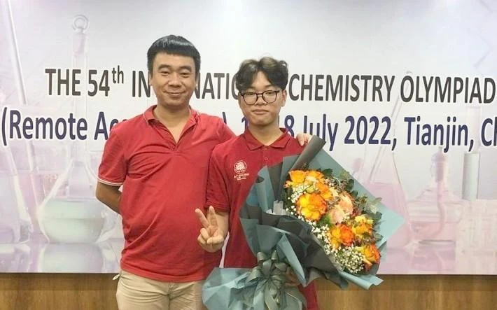 Phan Xuân Hành, học sinh lớp 12 Hóa, Trường trung học phổ thông chuyên Hà Tĩnh (bên phải ) cùng thầy giáo chủ nhiệm.