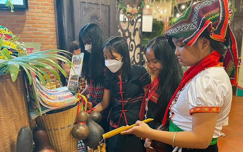 Đại biểu thiếu nhi các dân tộc tham quan gian hàng tại Ngày hội. 