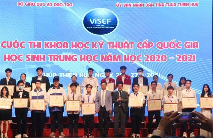 Trao giải cho các dự án đạt giải tại Hội thi Khoa học kỹ thuật cấp quốc gia năm 2020-2021
