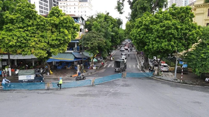 Đơn vị thi công rào chắn một phần đường Trần Hưng Đạo để phục vụ thi công ga ngầm S12.