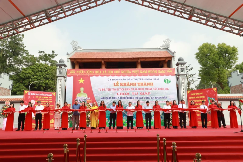 Đại diện lãnh đạo Bộ Công An và UBND tỉnh Bắc Giang cắt băng khánh thành chùa Tứ Giáp.