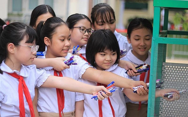 Học sinh thu gom dụng cụ học tập gây quỹ hỗ trợ bạn nghèo học tốt trong khuôn khổ Chương trình “Vì mái trường xanh”.