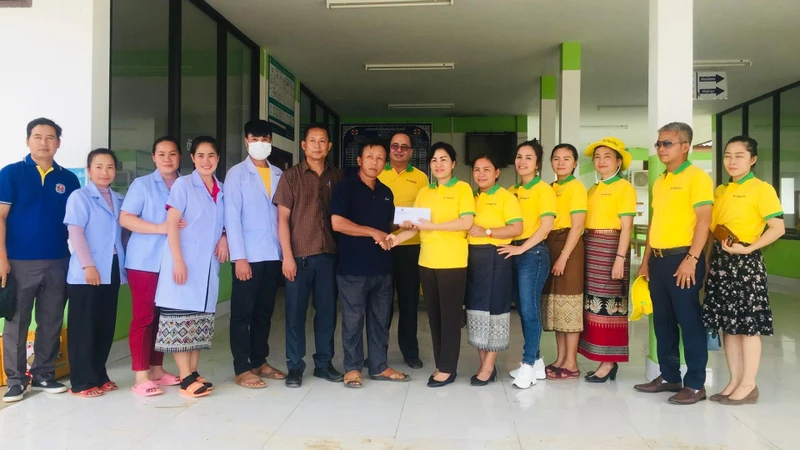 Đoàn công tác trao quà ủng hộ người dân tỉnh Oudomxay.