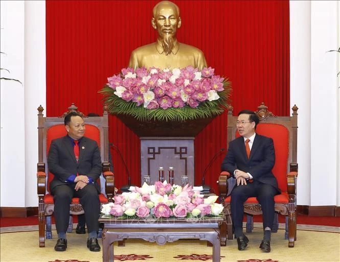 Đồng chí Võ Văn Thưởng, Ủy viên Bộ Chính trị, Thường trực Ban Bí thư tiếp đồng chí Monxay Laomuasong, Ủy viên dự khuyết Ban Chấp hành Trung ương Đảng Nhân dân Cách mạng Lào, Bí thư Trung ương Đoàn Thanh niên Nhân dân Cách mạng Lào. (Ảnh: TTXVN)