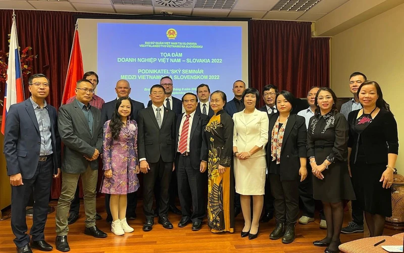 Các đại biểu chụp ảnh kỷ niệm tại Tọa đàm (Ảnh: Đại sứ quán Việt Nam tại Slovakia cung cấp)