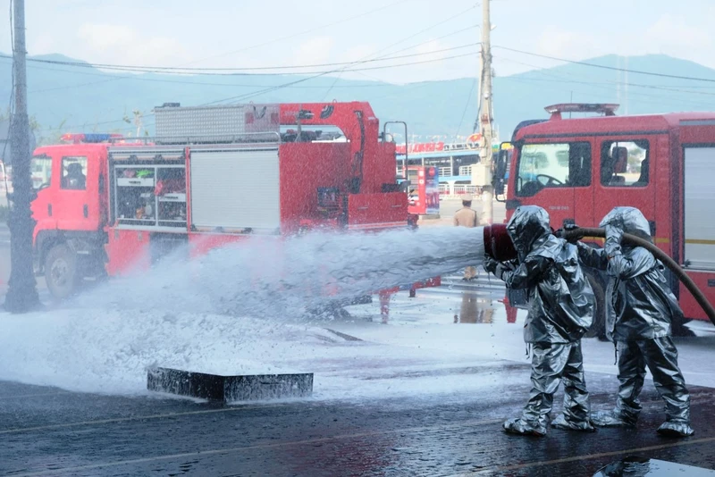 Phun bọt khí để dập lửa và hạn chế khói.