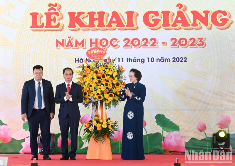 Ủy viên Ban Chấp hành Trung ương Đảng, Bí thư Ban Cán sự Đảng, Bộ trưởng Nội vụ Phạm Thị Thanh Trà tặng hoa chúc mừng Trường đại học Nội vụ Hà Nội . (Ảnh: DUY LINH)