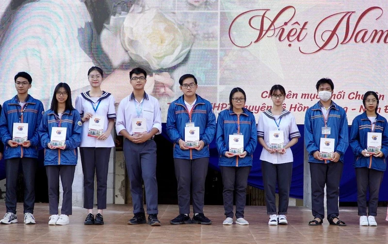 Học sinh giỏi Trường chuyên Lê Hồng Phong nhận phần thưởng ngày 17/10 (Ảnh: NGÔ KHOA HỌC)