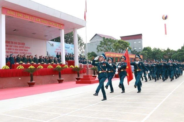 Duyệt đội ngũ tại Lễ phát động thi đua (Ảnh: Dangcongsan.vn)