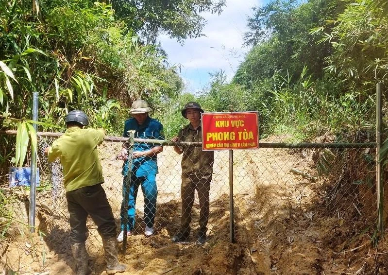 Cơ quan chức năng phong tỏa tuyến đường độc đạo dẫn vào khu vực khai thác vàng trái phép trên lâm phần do Công ty TNHH MTV Lâm nghiệp Quảng Sơn quản lý.