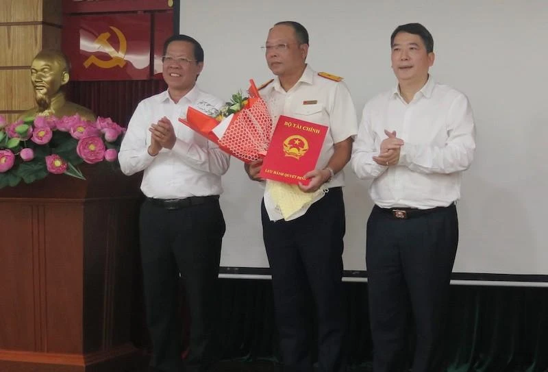 Lãnh đạo Thành phố Hồ Chí Minh và Bộ Tài chính trao Quyết định cho ông Vũ Xuân Bách.