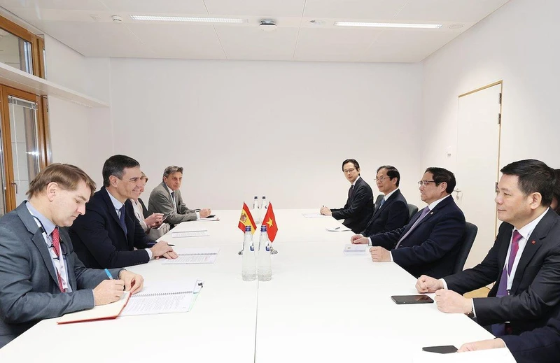 Thủ tướng Phạm Minh Chính có cuộc gặp với Thủ tướng Tây Ban Nha Pedro Sánchez Castejón. (Ảnh: DƯƠNG GIANG/TTXVN)