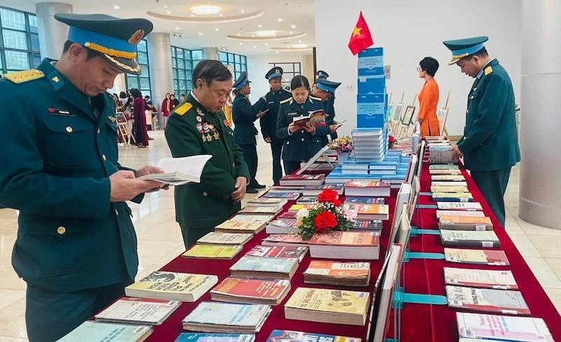 Đại biểu tham quan, tìm hiểu sách báo, tài liệu về chiến thắng “Hà Nội - Điện Biên Phủ trên không”.